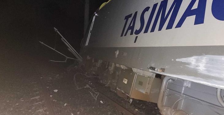 Balıkesir’de toprak kayması! Zemindeki hareketlilik nedeniyle yolcu treni raydan çıktı