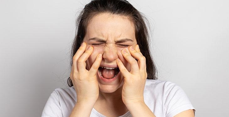 Bir anda tetikleniyor, hayatı felç ediyor! Bu ağrı, yemeyi ve konuşmayı önlüyor