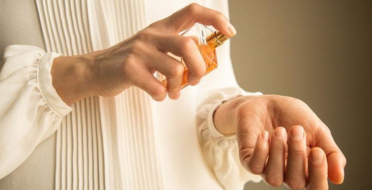 Bir fısla zımba gibi etki! Kadınlara en çok yakışan parfüm bakın hangisiymiş