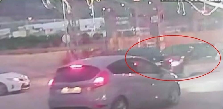 Bu kavşak tehlike saçıyor! Antakya’da çarpışma anı kamerada