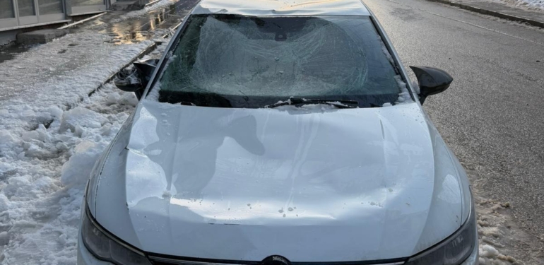 Çatıdan kopan kar kütlesi aracı hurdaya çevirdi! O anlar kamerada