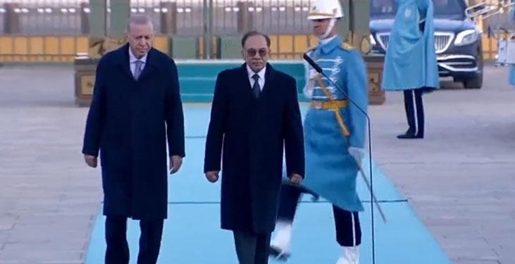 Cumhurbaşkanı Erdoğan, Malezya Başbakanı Enver İbrahim’i resmi törenle karşıladı