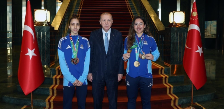 Cumhurbaşkanı Erdoğan, milli tekvandocu Sude Yaren ve Sıla Irmak Uzunçavdar’ı kabul etti