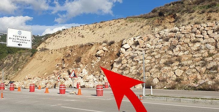 D-400’de korku dolu anlar! Heyelan duvarı çöktü, kayalar yola saçıldı