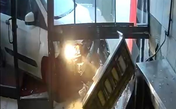 Dönercide korku dolu anlar! Lavaş getiren araç dükkana daldı