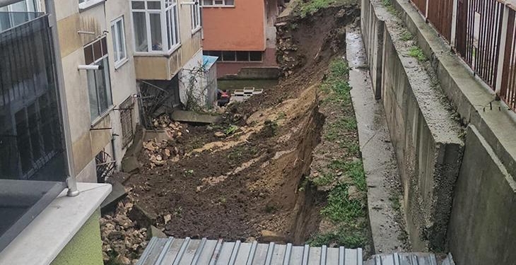 Edirne’de sağanak; istinat duvarı yıkıldı