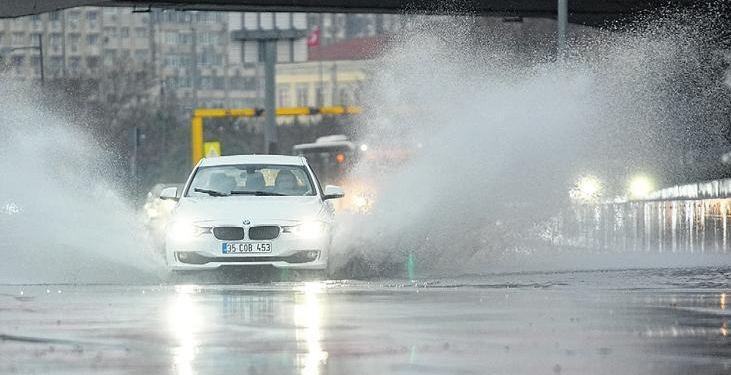 Ege’yi sağanak ve fırtına vurdu