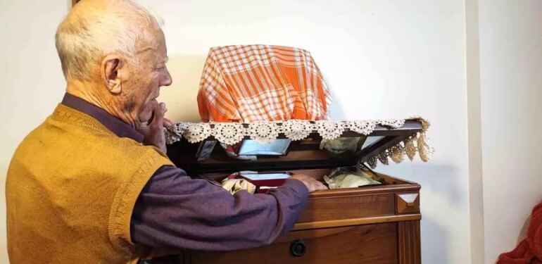 Engelli adamın eşi ölünce gizli bölmeye kaldırdığı 1 kilo altını çalındı iddiası