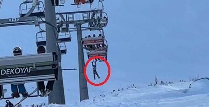 Erciyes’te kayakçının zor anları! Snowboardını almak isterken telesiyejde asılı kaldı: O anlar kamerada