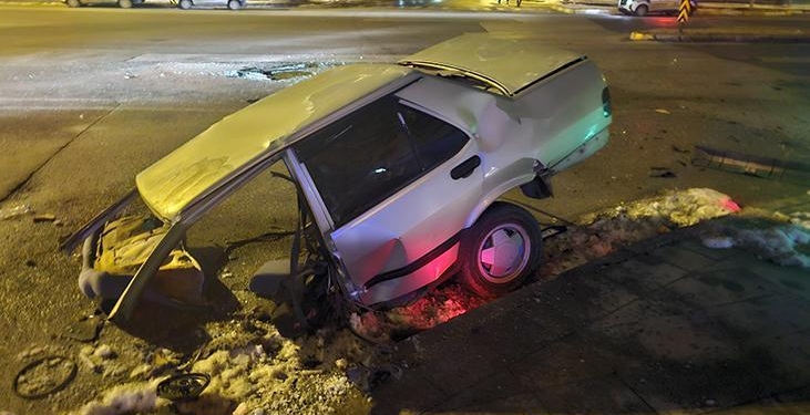 Erzincan’da feci kaza! Araç ikiye bölündü: 4 yaralı