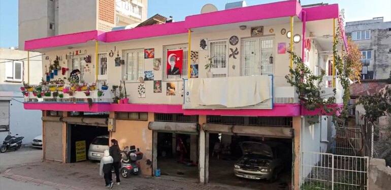 Evlerinin dış cephesini dekoratif ürünlerle donatan aile geri dönüşüme dikkati çekiyor