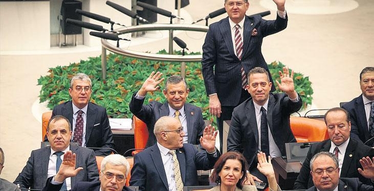 Eylem yapan vekillere destek verdi