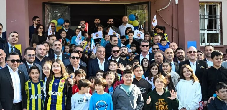 Fenerbahçe Başkanı Sadettin Saran, ilkokul öğrencileriyle bir araya geldi