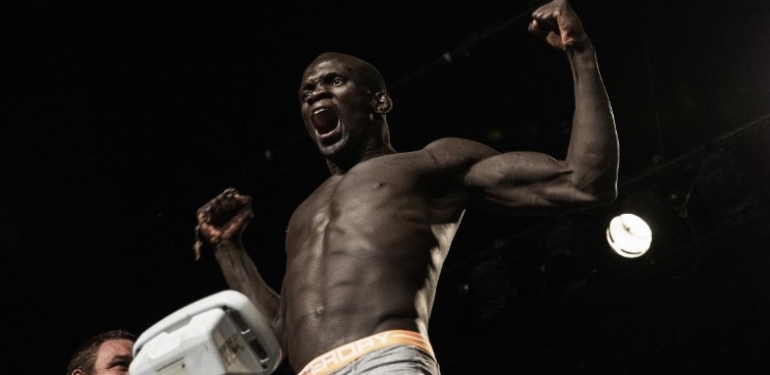 Günde 4 dolara çalışıp elmas kaçakçılığı yapıyordu. Şimdi çok ünlü bir dövüşçü