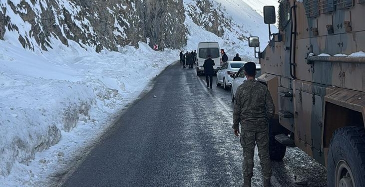 Hakkari’de 3 ayrı noktaya çığ düştü