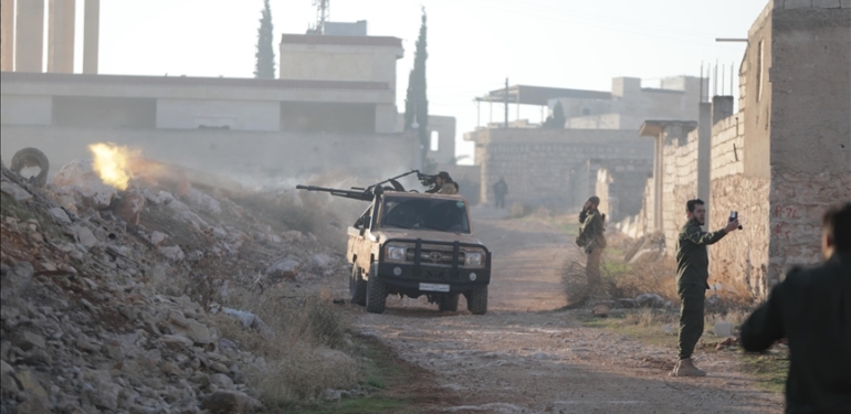 Halep’te Suriye ordusu-PKK/YPG çatışmaları sürüyor. Eğitime ara verildi, uçuşlar durduruldu