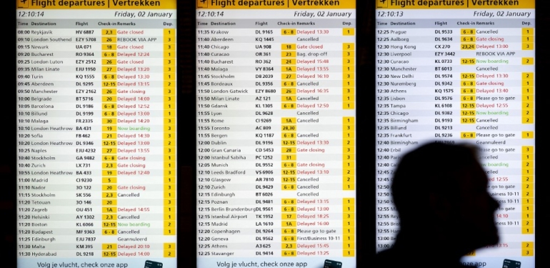 Hollanda’da ulaşıma kar engeli. 500 uçuş iptal