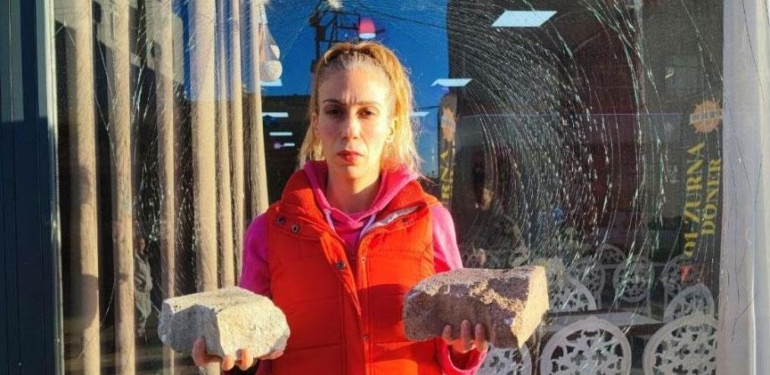 İki kız kardeşin iş yerine saldırı! Şok detay kameraya takıldı: Bugün taş atanlar, yarın kurşun sıkabilir