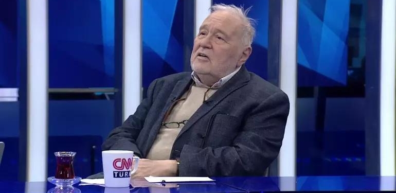 İlber Ortaylı’dan bayrak provokasyonuna sert tepki: ‘Bayrak indirilmez, Türkiye’de yapılacak en son şeydir, çılgınlıktır’