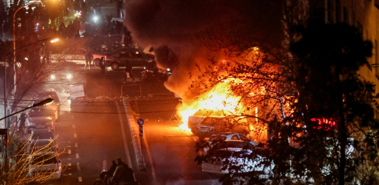 İran’da tansiyon düşmüyor! Ölü sayısı 500’ü geçti, yüzlerce dükkan yakıldı. ABD’den yeni gözdağı