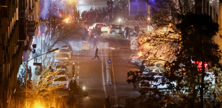 İran’da tansiyon düşmüyor! Ölü sayısı artıyor, yüzlerce dükkan yakıldı. Trump’tan İran’a yeni yaptırım