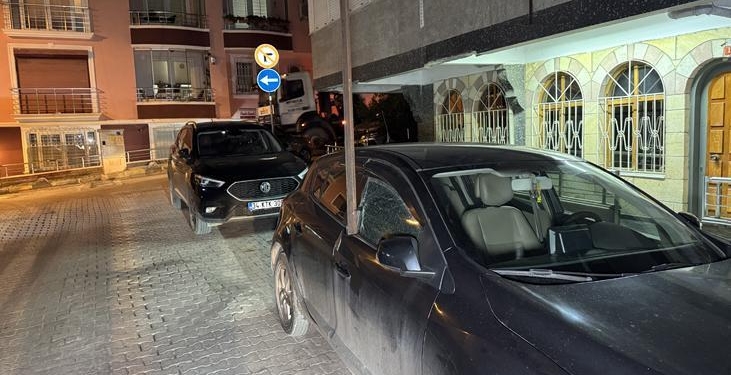 İstanbul’da etkili olan fırtınada facianın eşiğinden dönüldü! Çatıdan düştü ok gibi saplandı