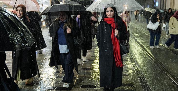 İstanbul’da kuvvetli yağmur ve şiddetli rüzgar! Bazı evleri su bastı