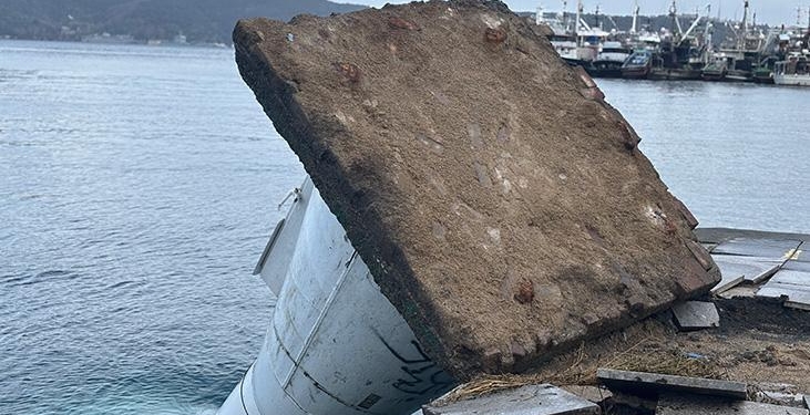 İstanbul’da şiddetli fırtına deniz fenerini devirdi