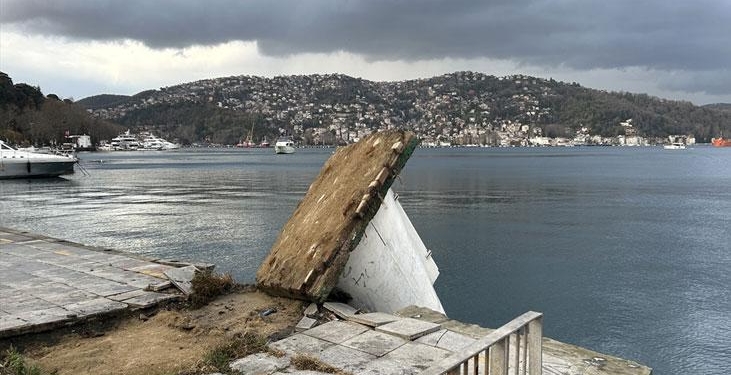 İstanbul’da şiddetli fırtına! Deniz fenerleri TIR’lar devrildi