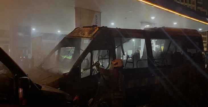 Kağıthane’de korku dolu dakikalar! Benzin istasyonunda minibüsler alev alev yandı