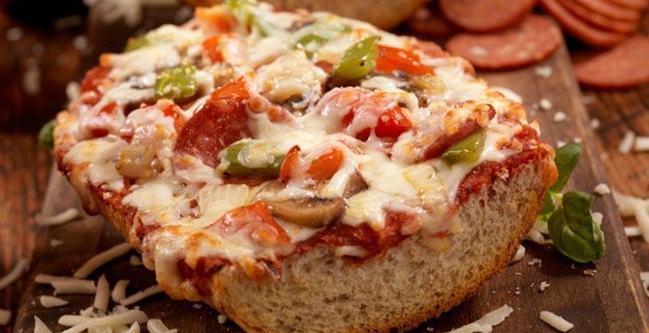 Kahvaltıda sofranın yıldızı: Ekmek pizza tarifi! Dakikalar içinde hazır