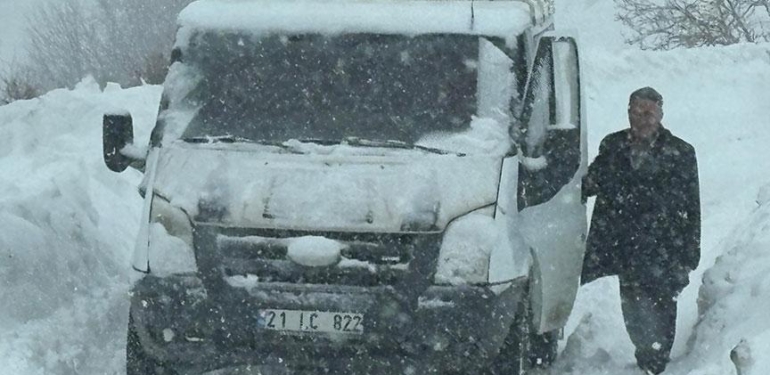 Kar birden bastırdı! Öğrenci servisi, tipi nedeniyle yolda kaldı