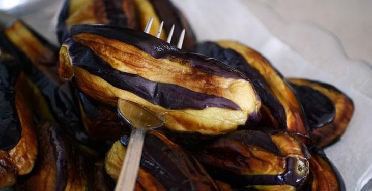 Köz patlıcanın acı ve buruk tadını gideren tüyo! 10 dakika sonra tadı nefis