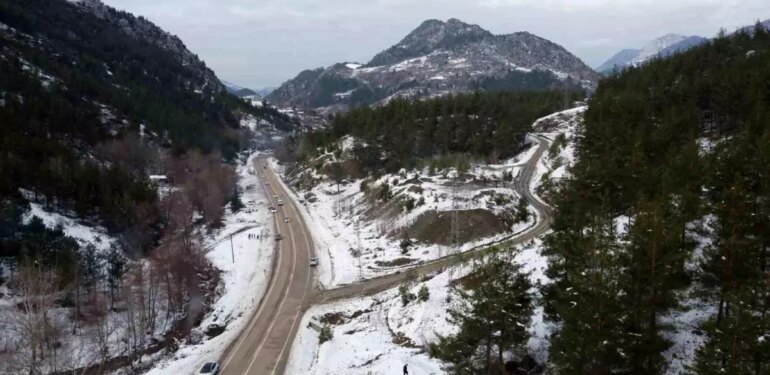 Kozan’da kar keyfi: Kardan adama sucuk ekmek ve şalgam ikram ettiler