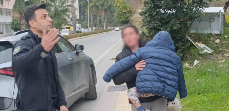 Küçük yaştaki çocuğu evde tek başına bıraktı! Balkondan gelen ses ekipleri alarma geçirdi