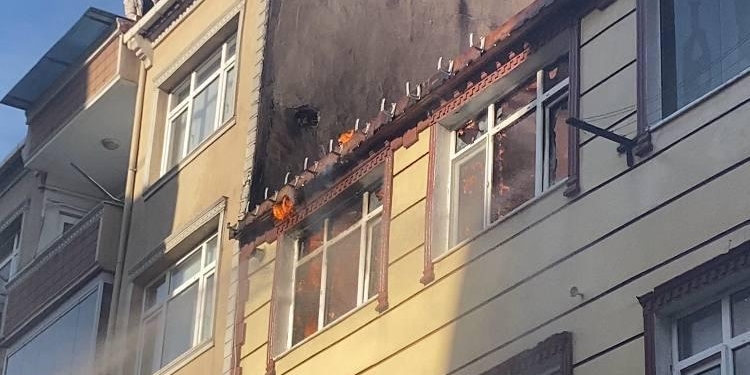 Küçükçekmece’de çatıda yangın! Alevler bitişik binaya sıçradı