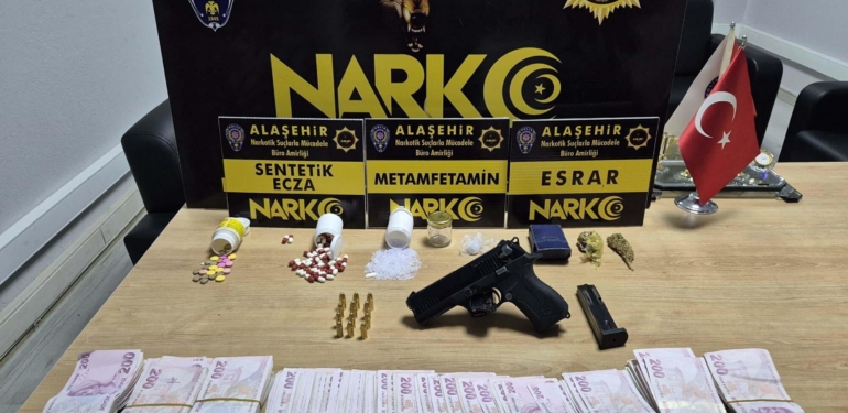 Manisa’da uyuşturucu operasyonu: Evden hap, metamfetamin ve 120 bin tl çıktı