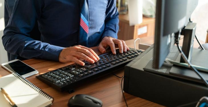 Masa başı çalışanların sessiz sorunu! Bu duruş nefes almayı zorlaştırıyor