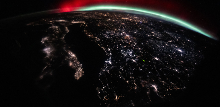 NASA paylaştı. Kuzey Işıkları Avrupa üzerinde