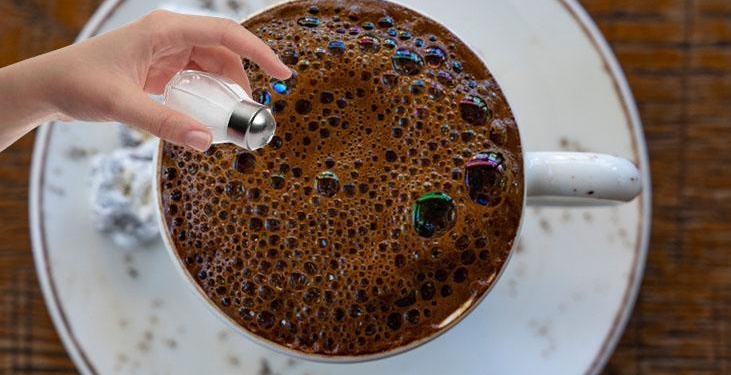 Ne süt ne şeker! Kahvedeki acıyı bastıran tek malzemeymiş: Bir tutam yetiyor