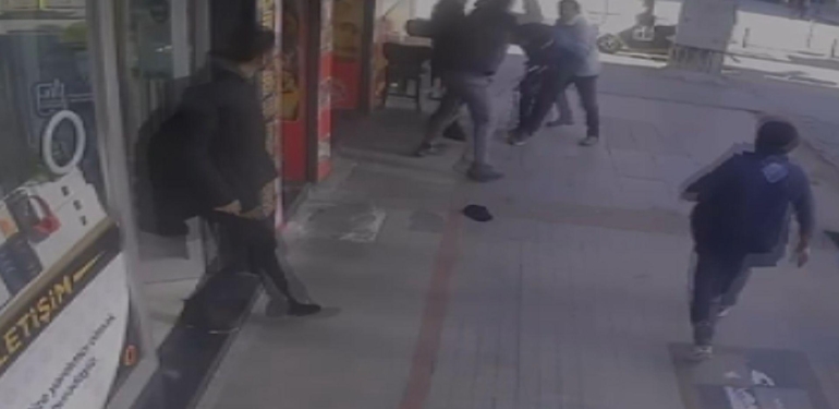 Oyuncak silahla kuyumcu soymaya çalıştılar! Esnaf yardıma koştu