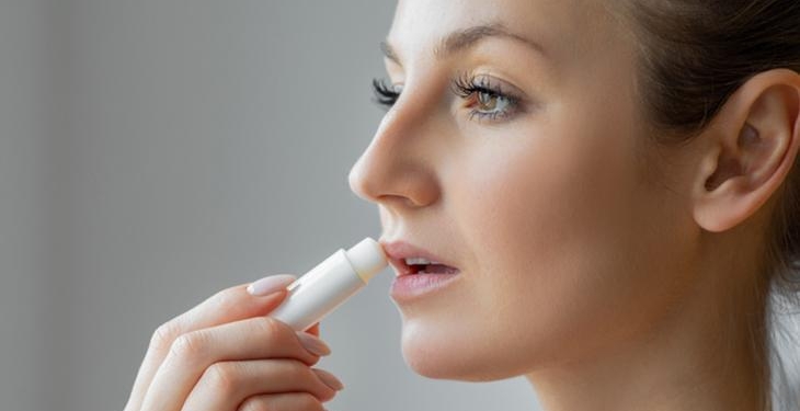 Piyasadakileri unutturan ev yapımı lip gloss! Dudakları ışıl ışıl yapıyor