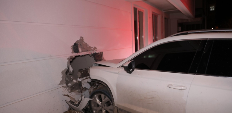 Polisten kaçtı, duvara çarpıp durdu! Aracı bırakıp kayıplara karıştı
