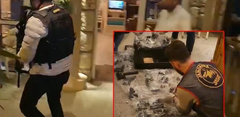 Restorana operasyon! Valizde değeri 7,5 milyon lira olan 50 silah bulundu
