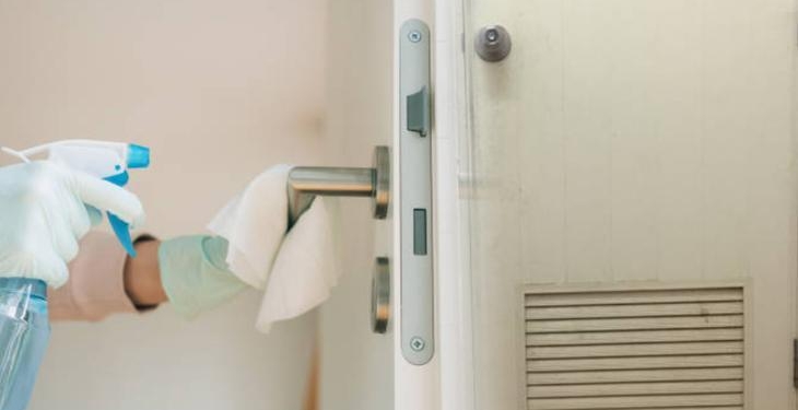 Sararmış ve eskimiş kapılar bembeyaz oluyor! 4 malzemeyle lekeleri söküp atın