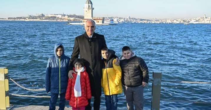 Sivas’ta çocuklar kardan Kız Kulesi yaptı! Bakan Ersoy, İstanbul’a davet edip gerçeğini gezdirdi