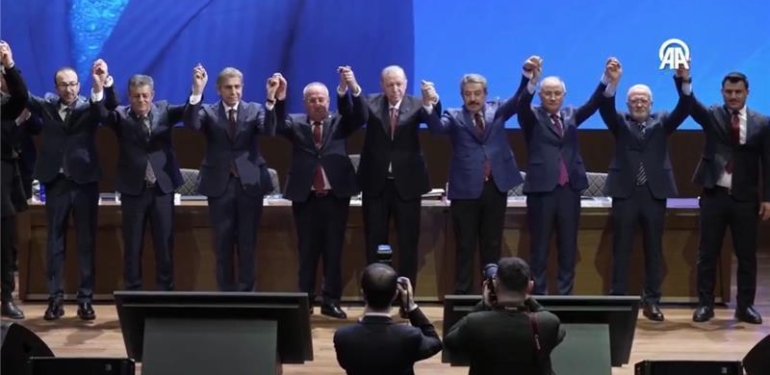 Son dakika… Cumhurbaşkanı Erdoğan, AK Parti’ye katılan 4 belediye başkanına rozet taktı