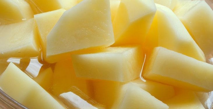 Soyulmuş patates nasıl saklanır? İki damla ekleyin, saatlerce beyaz tutuyor