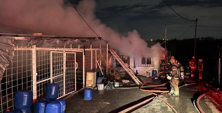 Sultangazi’de iki iş yeri yandı