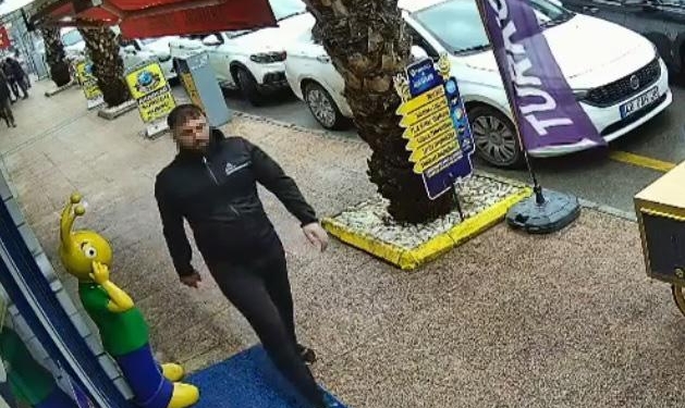 Tabancayla kuyumcuya girip 100 gram altını aldı! Havaya ateş açıp kaçtı